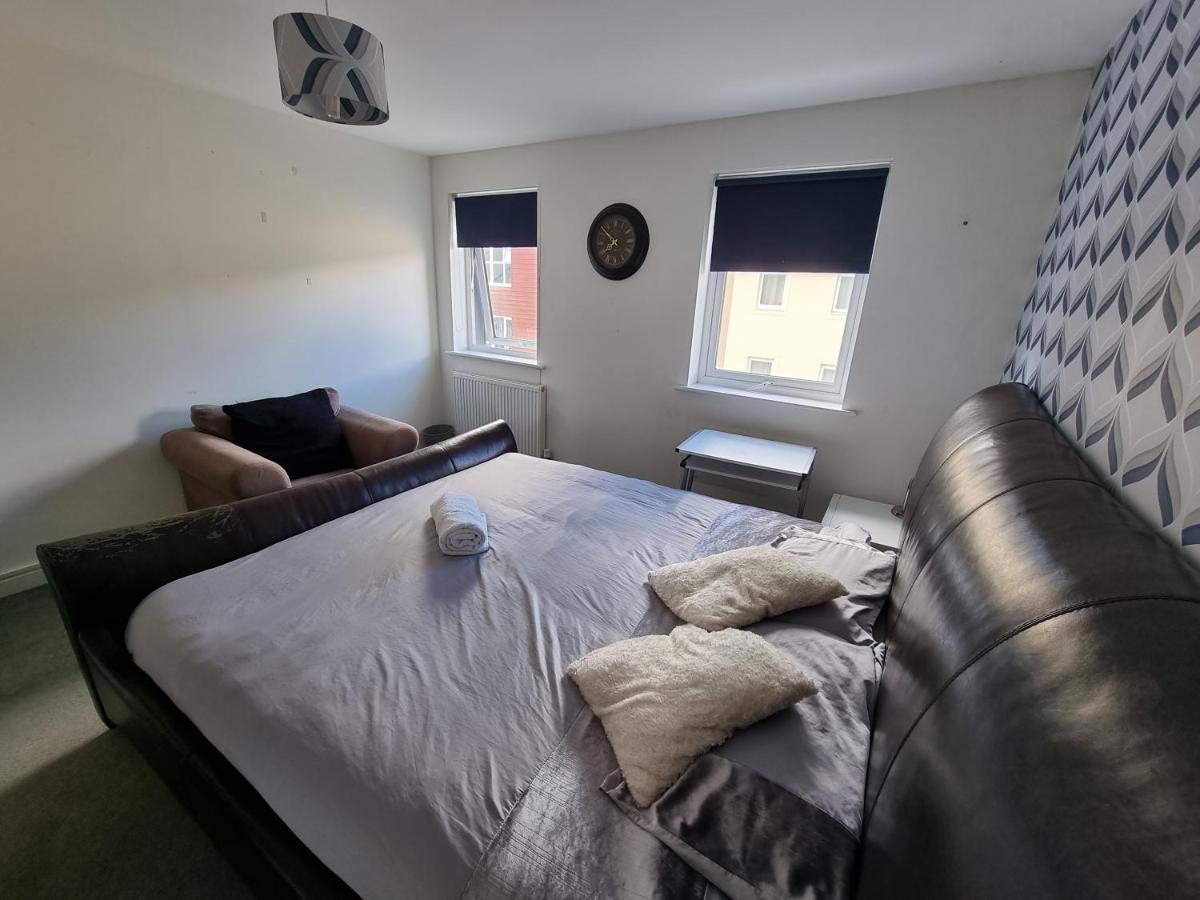 Superking Bedroom Close To The A30 Camborne Exterior foto